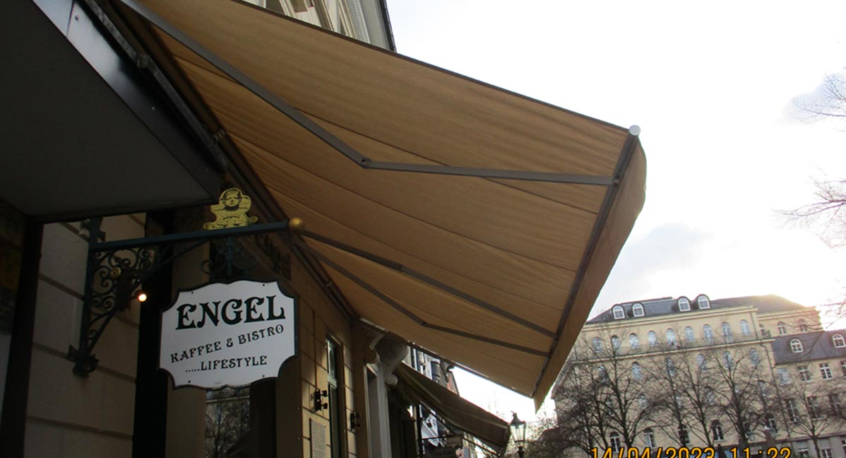 Café Engel bekommt eine neue Markise