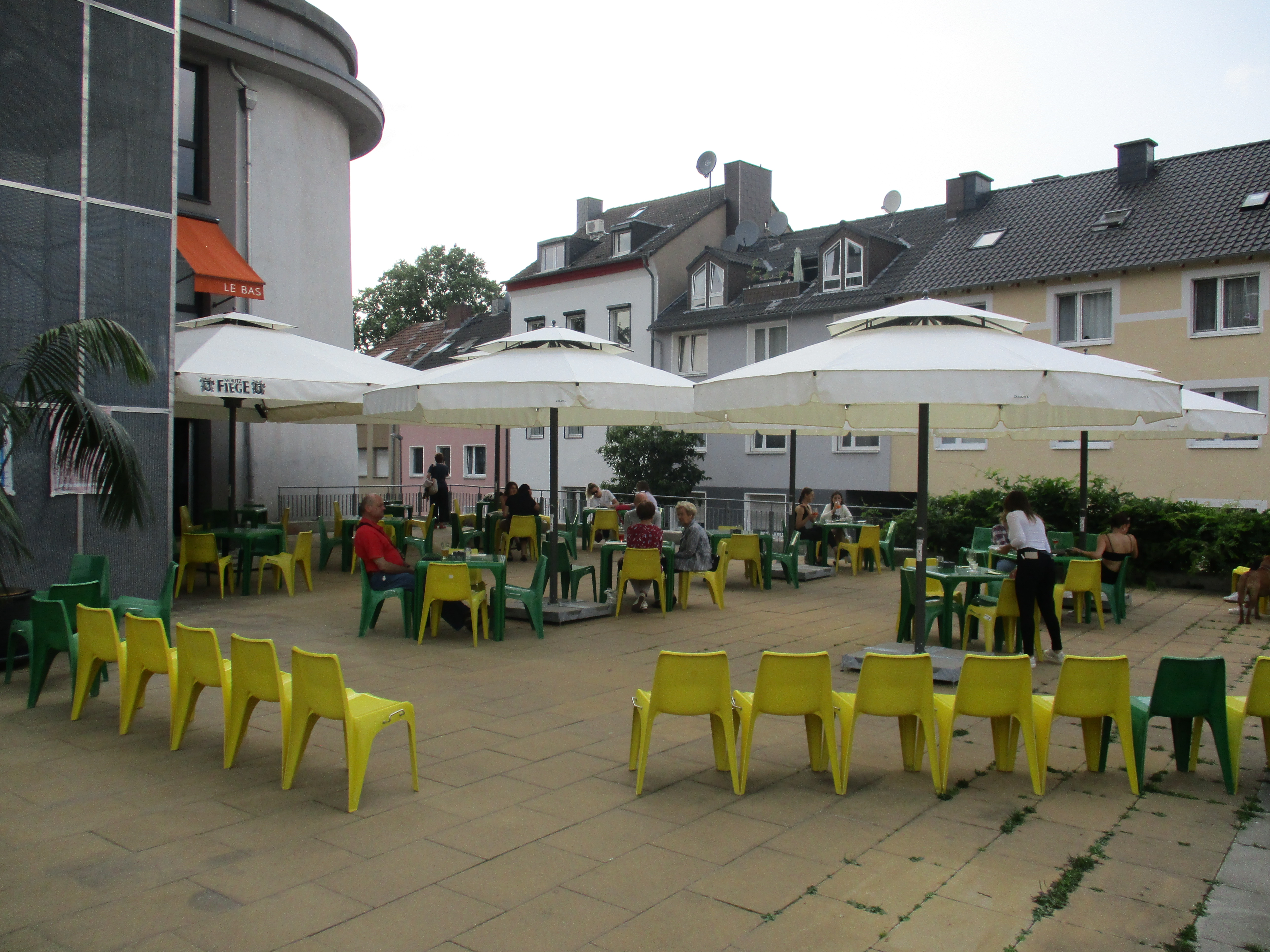 Le Bas in Bochum erhält neue Terrassenschirme