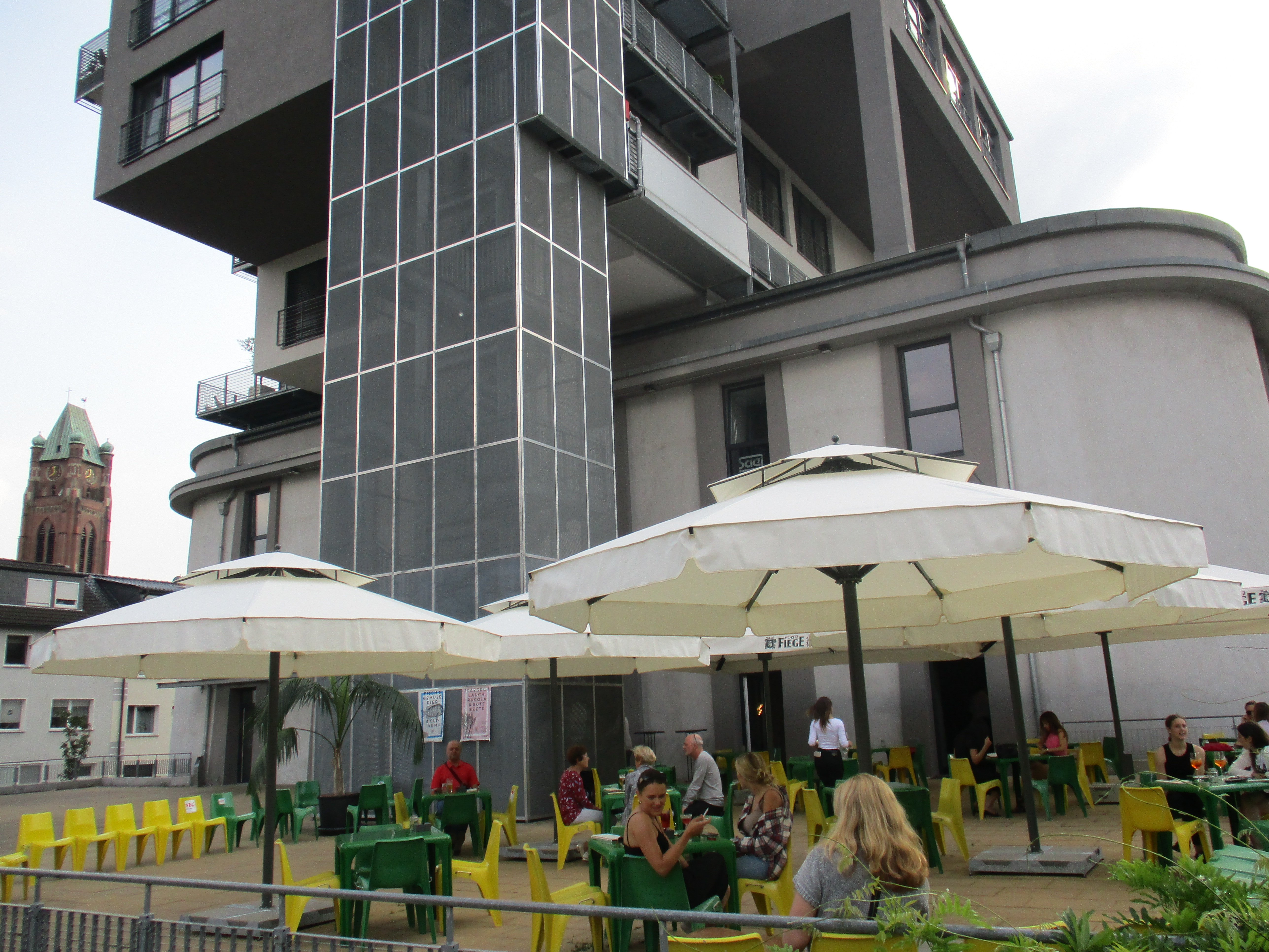 Le Bas in Bochum erhält neue Terrassenschirme