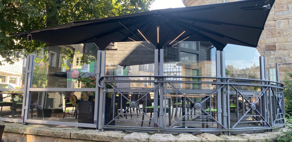 Restaurant Hirsch in Velbert - mit neuen Schirmen im Aussenbereich